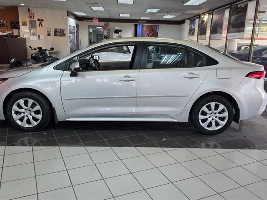 2023 Toyota Corolla LE photo 1