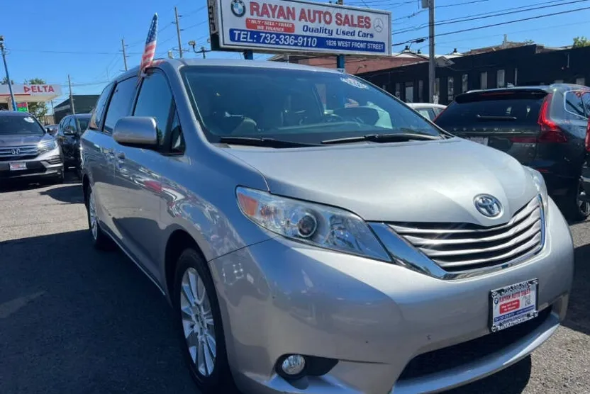 2015 Toyota Sienna Limited photo 1