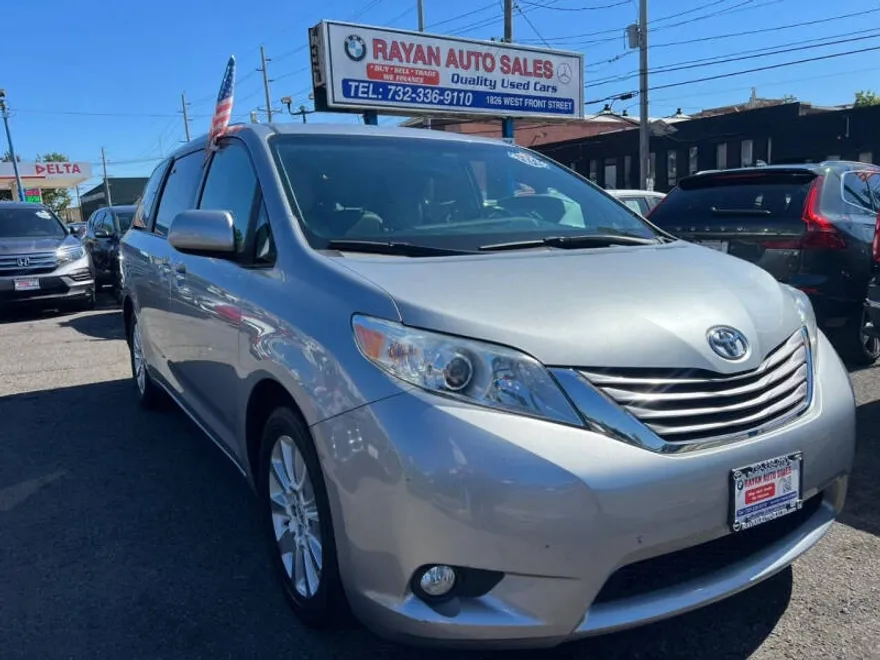 2015 Toyota Sienna Limited photo 1