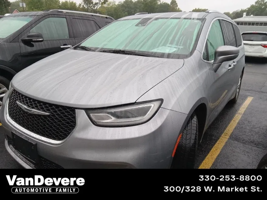 2021 Chrysler Pacifica Touring L photo 1