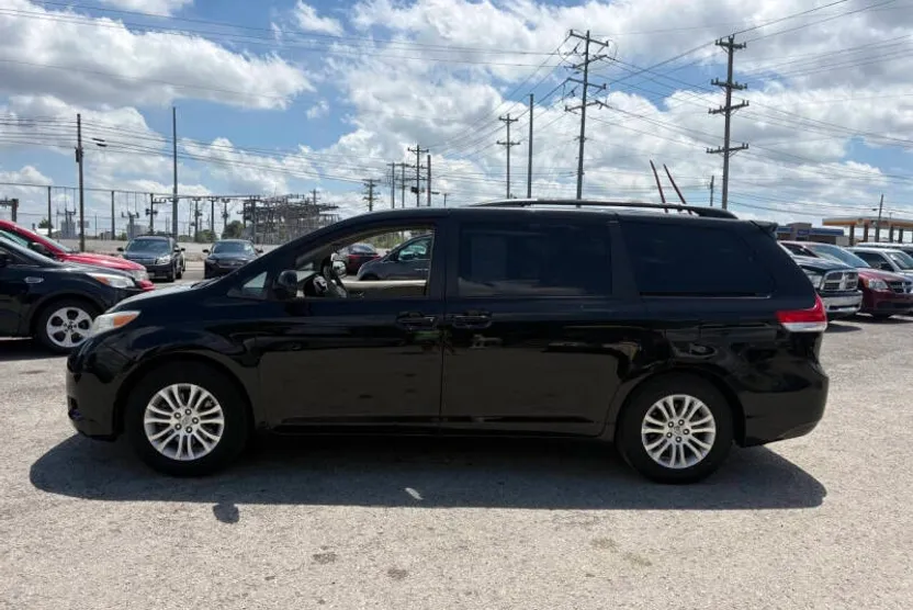 2011 Toyota Sienna XLE photo 1