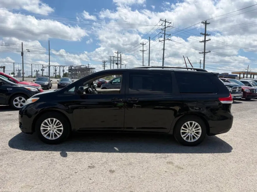 2011 Toyota Sienna XLE photo 1