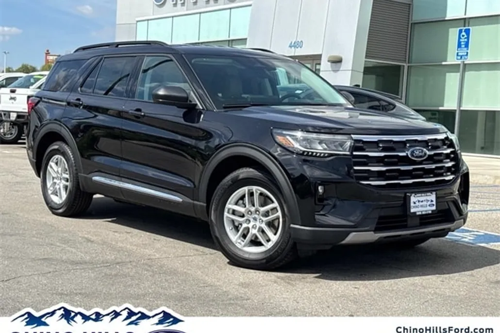 2025 Ford Explorer photo 1