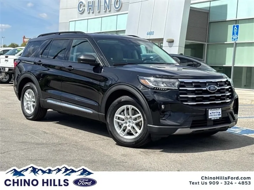 2025 Ford Explorer photo 1