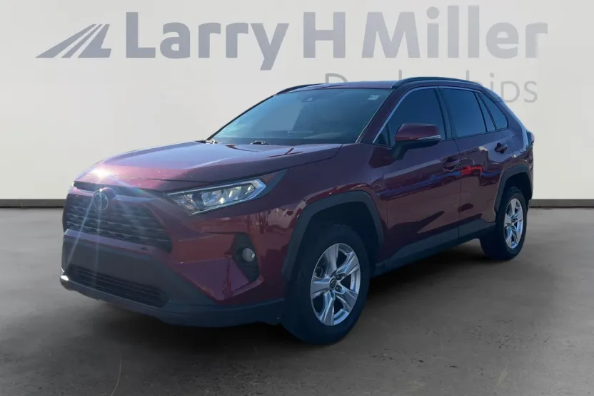 2021 Toyota RAV4 XLE photo 1