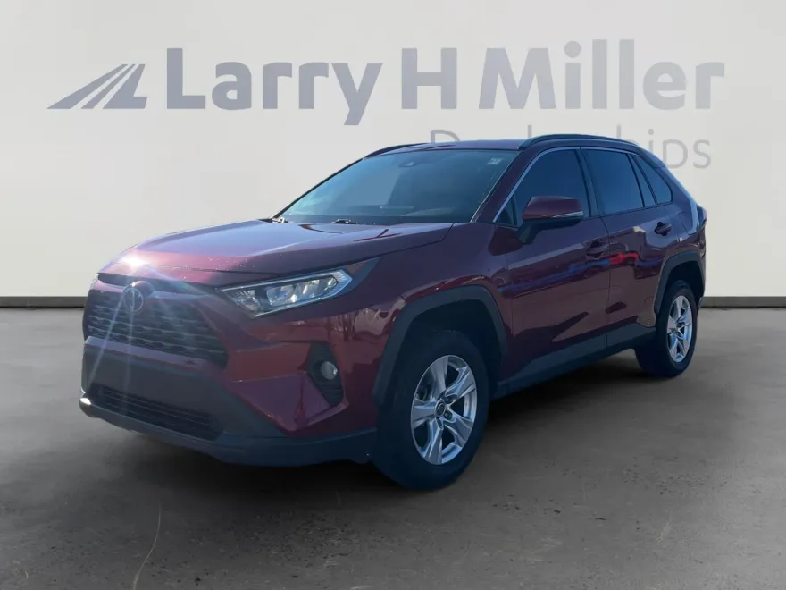 2021 Toyota RAV4 XLE photo 1