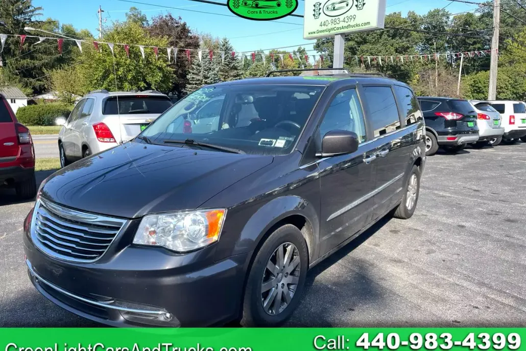2016 Chrysler Town & Country Touring photo 1
