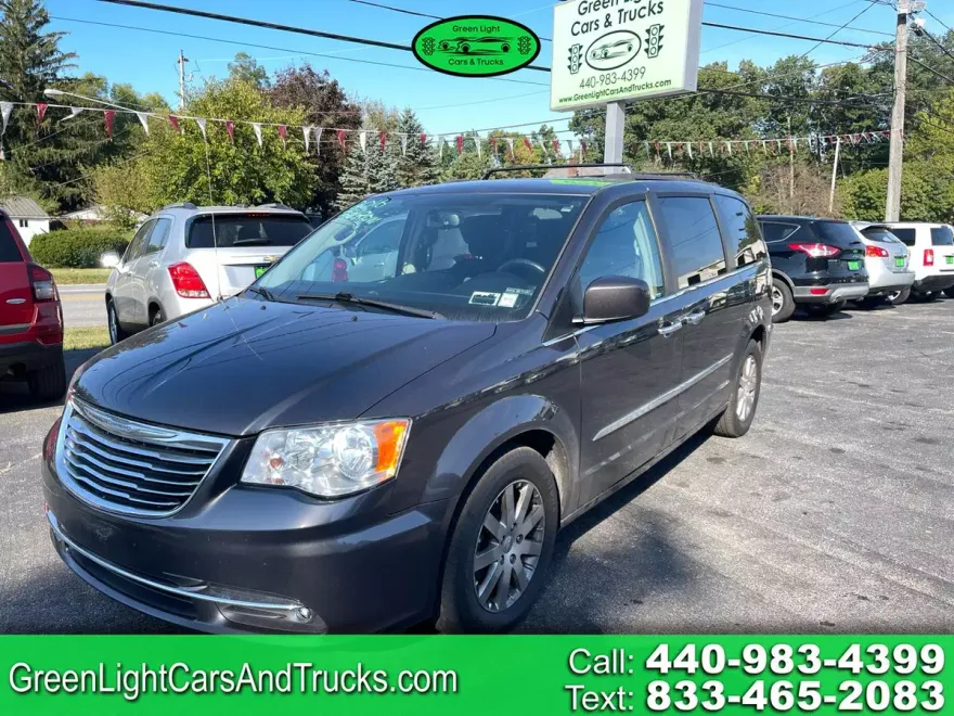 2016 Chrysler Town & Country Touring photo 1