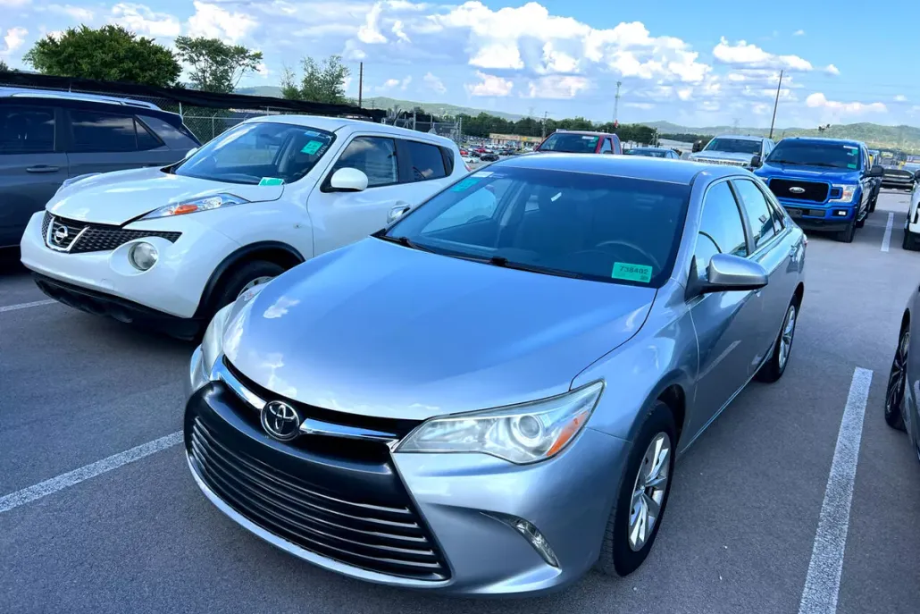 2016 Toyota Camry LE photo 1