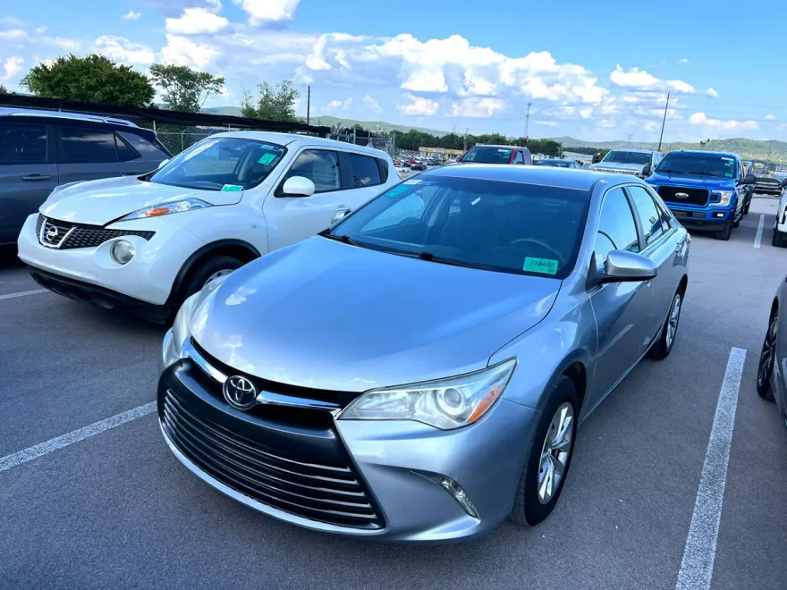 2016 Toyota Camry LE photo 1