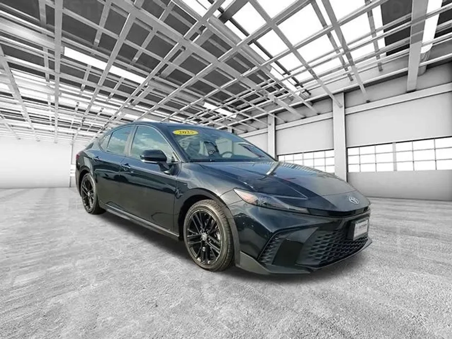 2025 Toyota Camry SE photo 1