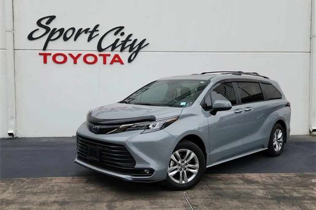 2023 Toyota Sienna Woodland Edition photo 1