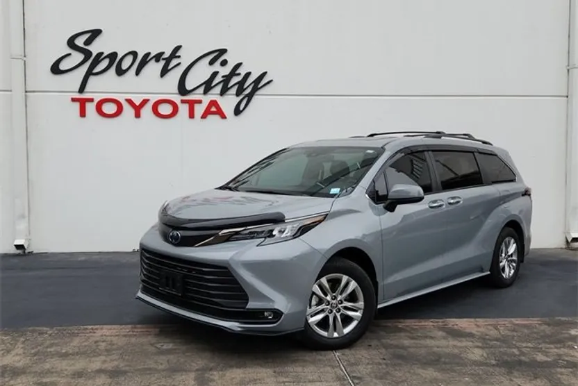 2023 Toyota Sienna Woodland Edition photo 1