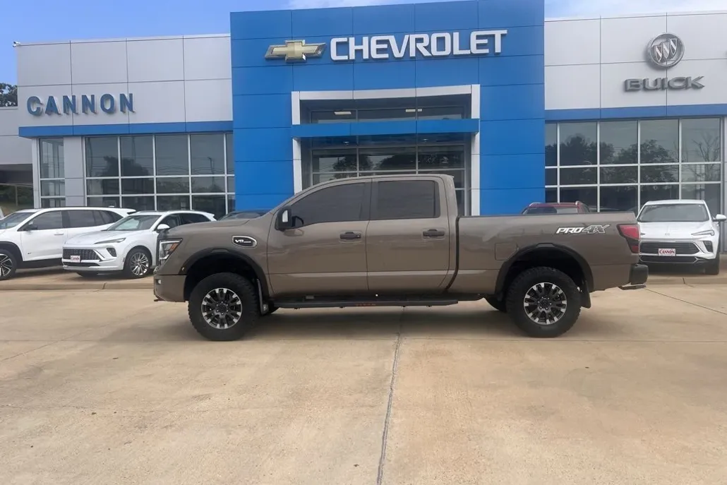 2022 Nissan Titan PRO-4X photo 1