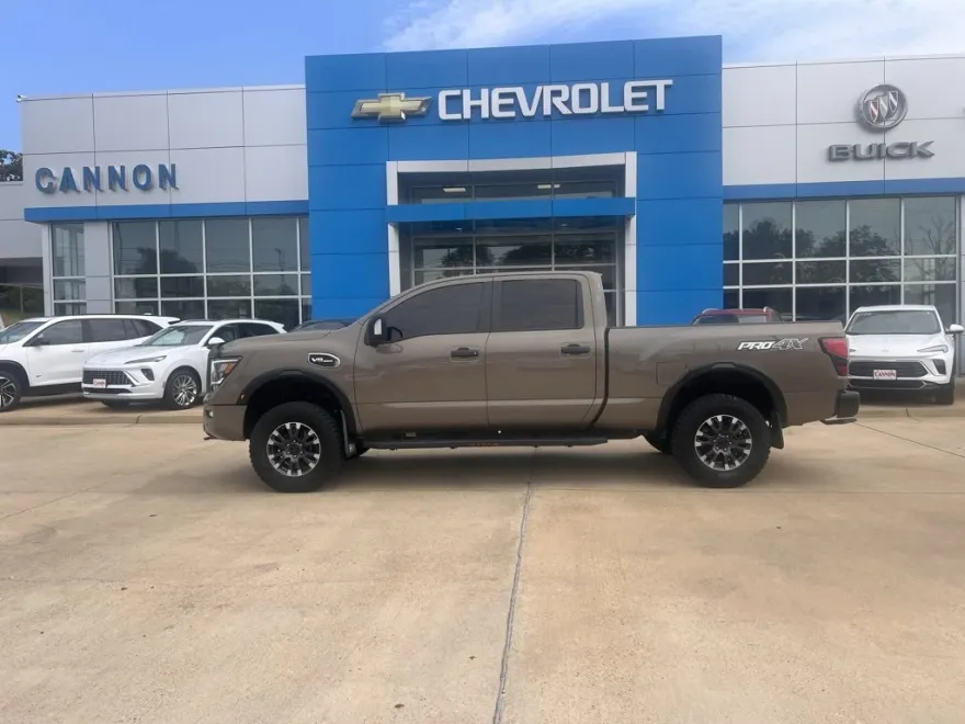 2022 Nissan Titan PRO-4X photo 1