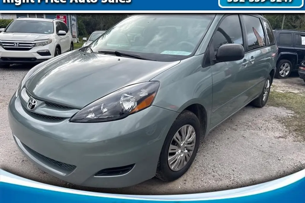 2010 Toyota Sienna CE photo 1