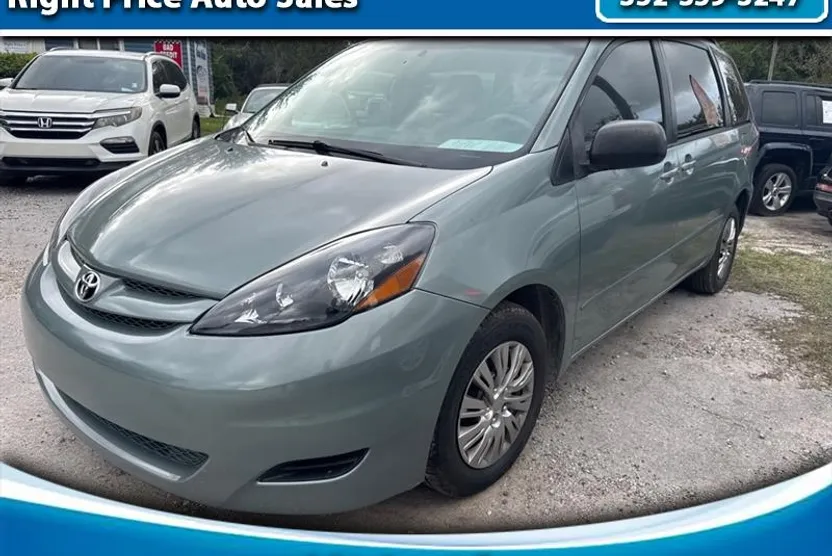 2010 Toyota Sienna CE photo 1