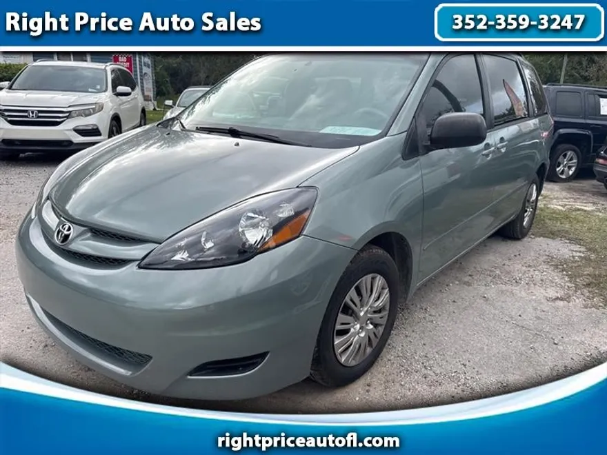 2010 Toyota Sienna CE photo 1