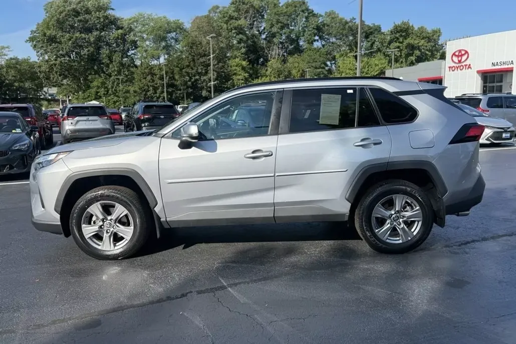 2022 Toyota RAV4 XLE photo 1