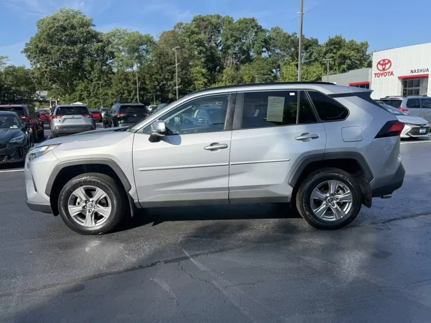 2022 Toyota RAV4 XLE photo 1