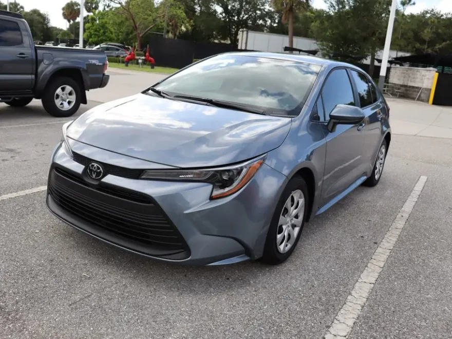 2025 Toyota Corolla LE photo 1