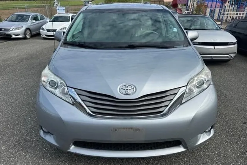 2014 Toyota Sienna XLE photo 1