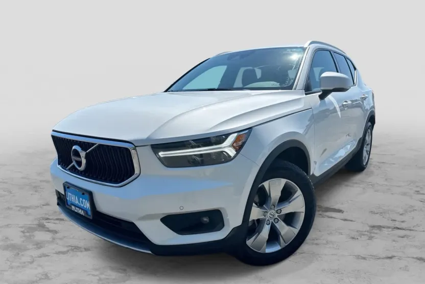 2022 Volvo XC40 T5 AWD Momentum photo 1