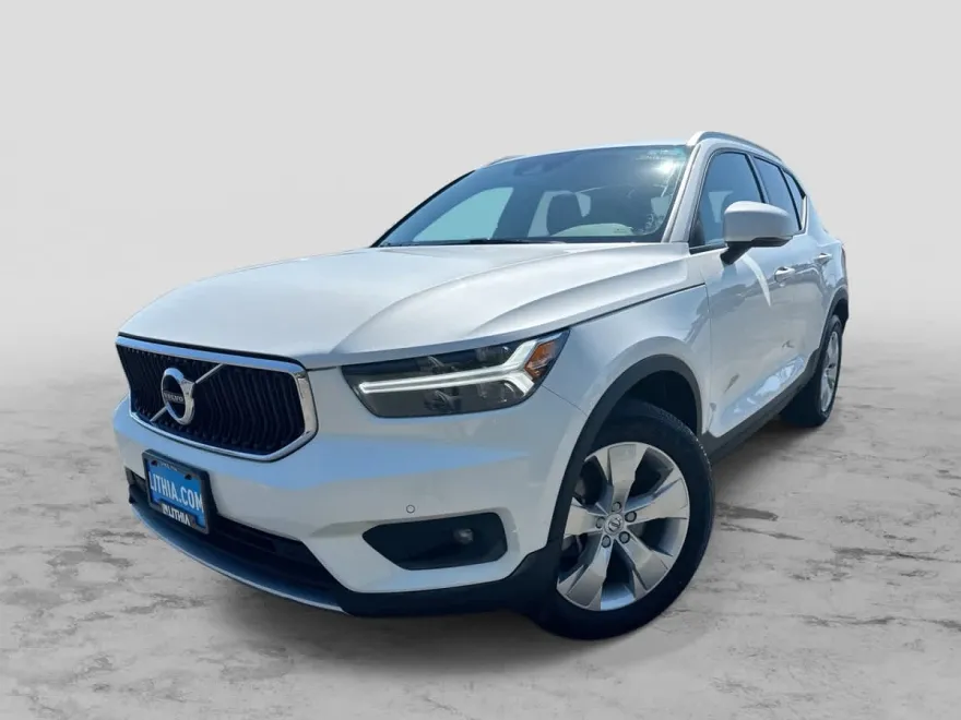 2022 Volvo XC40 T5 AWD Momentum photo 1