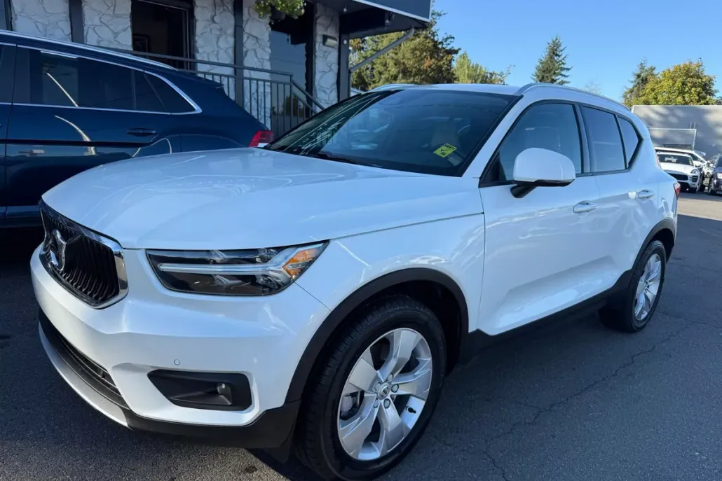 2022 Volvo XC40 Momentum photo 1