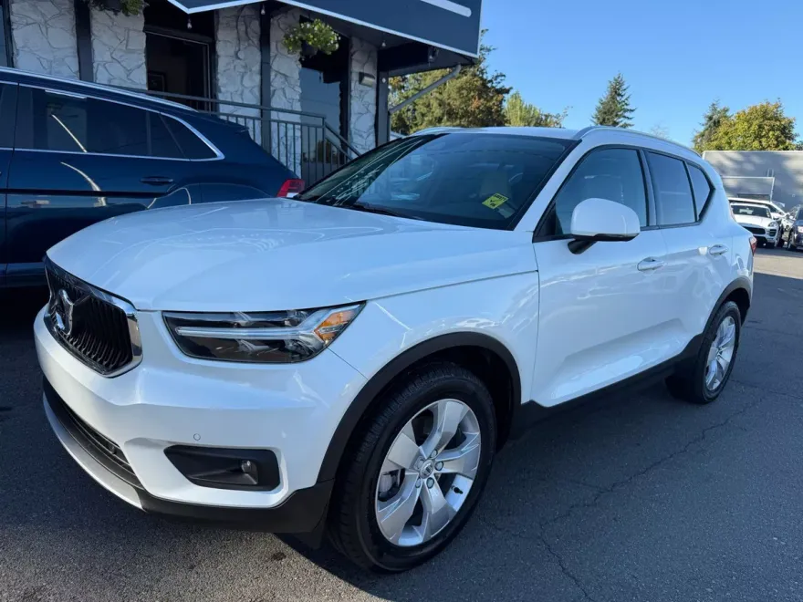 2022 Volvo XC40 Momentum photo 1