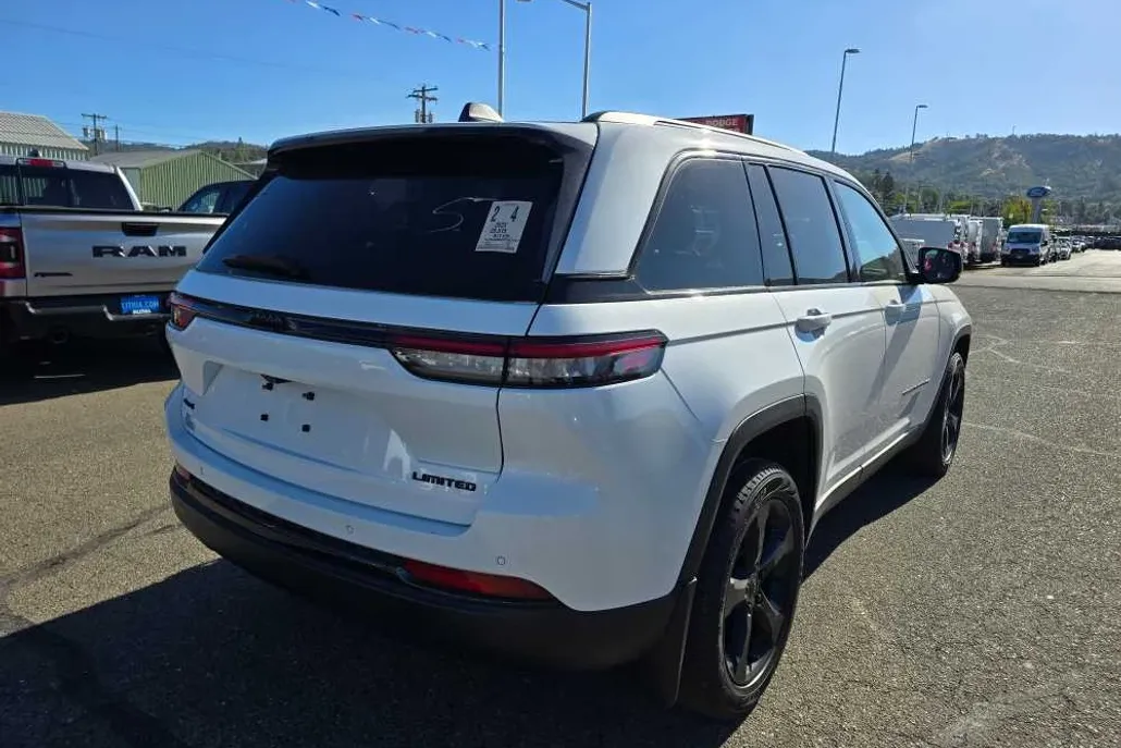 2023 Jeep Grand Cherokee Limited photo 1