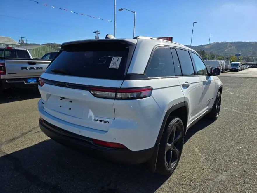 2023 Jeep Grand Cherokee Limited photo 1
