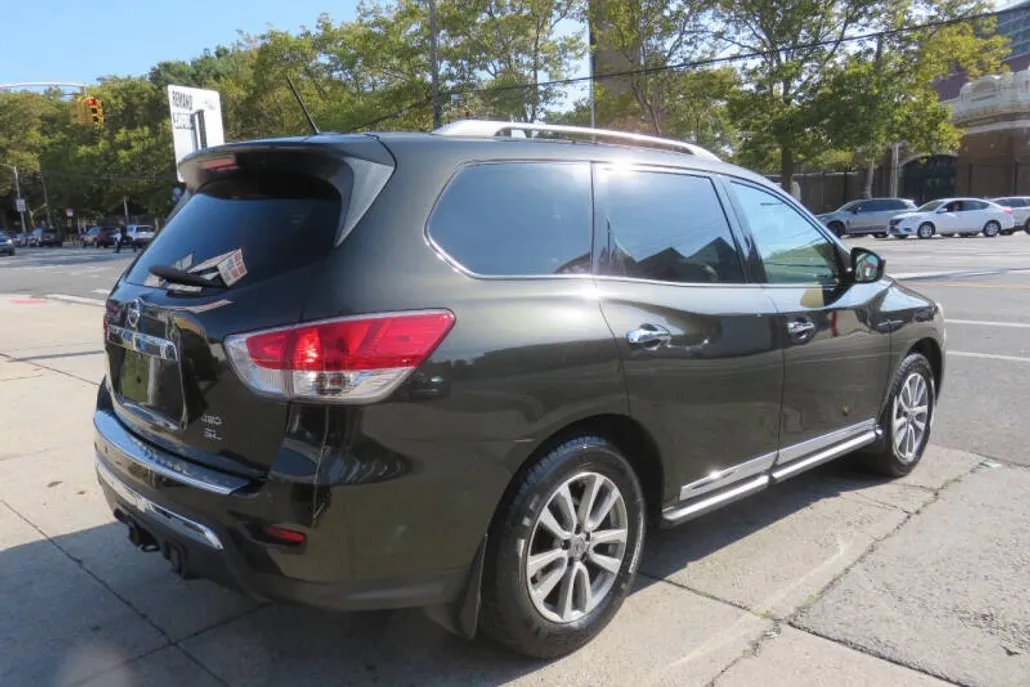 2015 Nissan Pathfinder SL photo 1