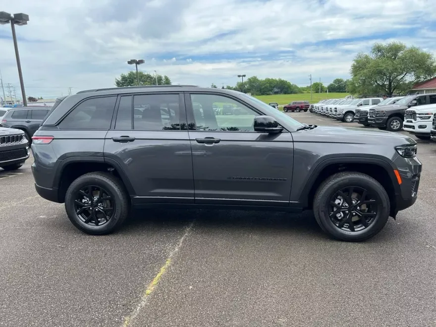 2025 Jeep Grand Cherokee Altitude X photo 4