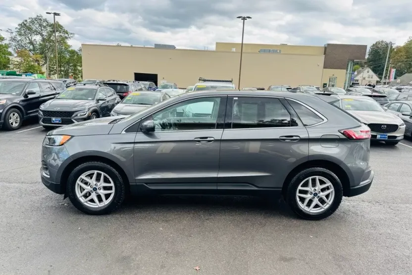 2022 Ford Edge SEL photo 1
