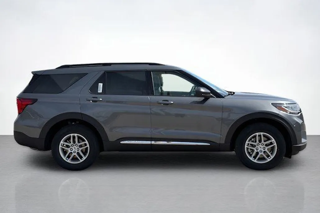 2025 Ford Explorer photo 1