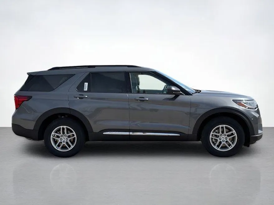 2025 Ford Explorer photo 1