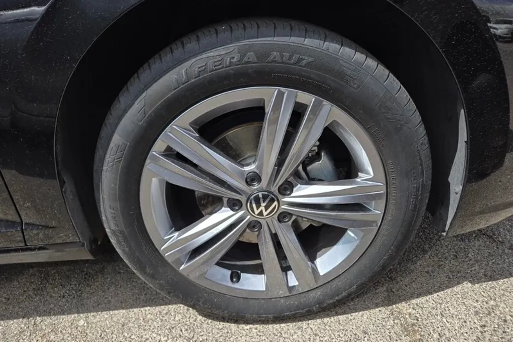 2024 Volkswagen Jetta SE photo 1
