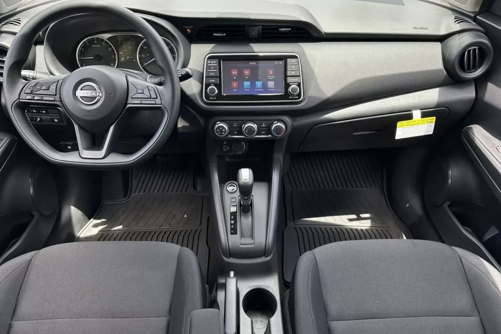 2025 Nissan Kicks Play S photo 1