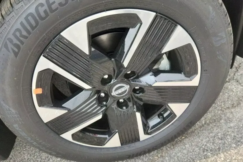 2025 Nissan Kicks SV photo 1