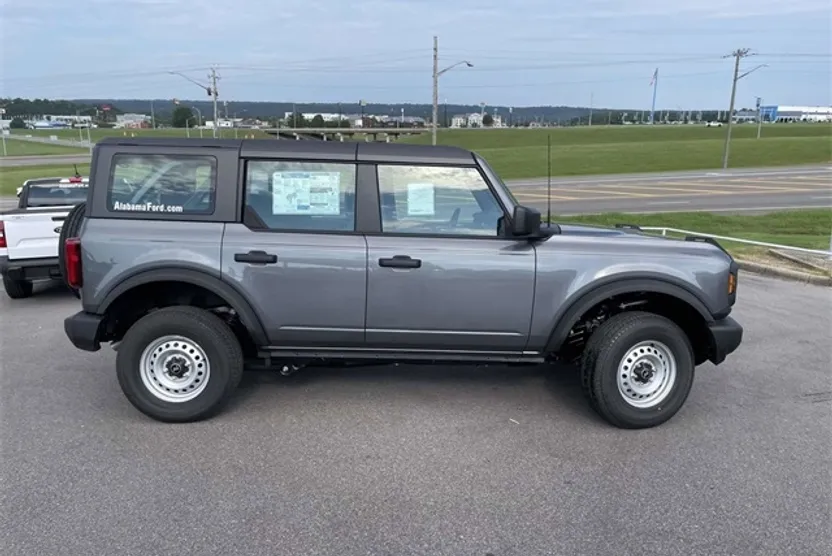 2025 Ford Bronco Base photo 1