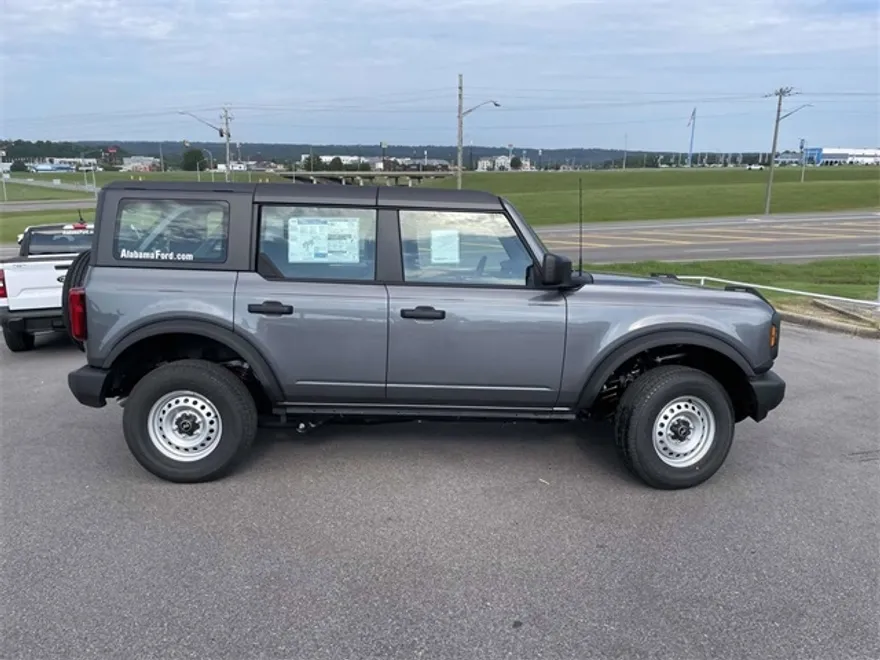 2025 Ford Bronco Base photo 1