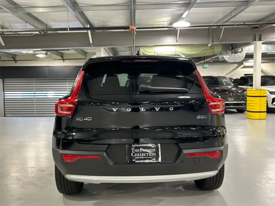 2025 Volvo XC40 Plus photo 1