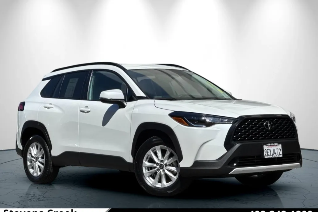 2023 Toyota Corolla Cross LE photo 1