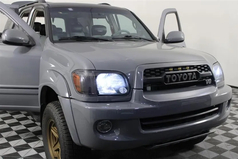 2006 Toyota Sequoia SR5 photo 1