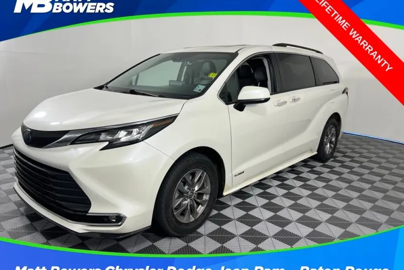 2021 Toyota Sienna XLE photo 1