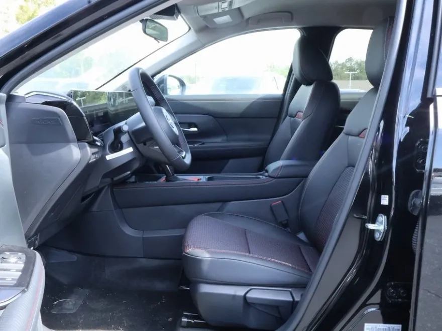 2025 Nissan Kicks SR photo 1
