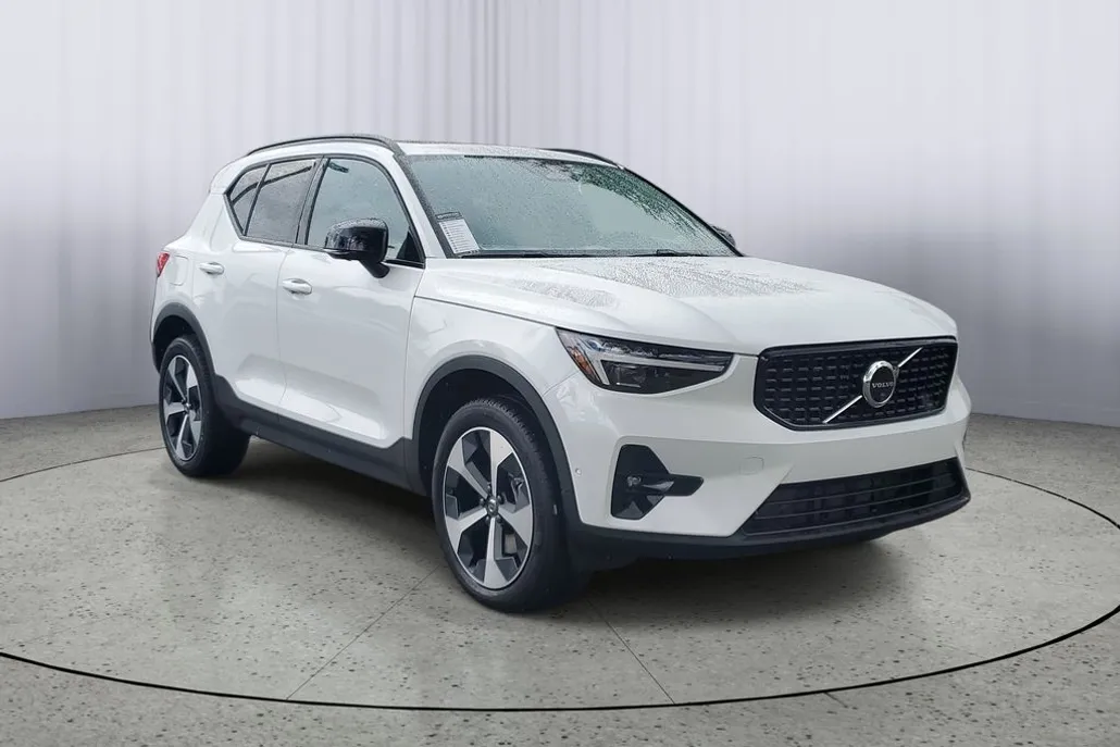 2026 Volvo XC40 Plus photo 1