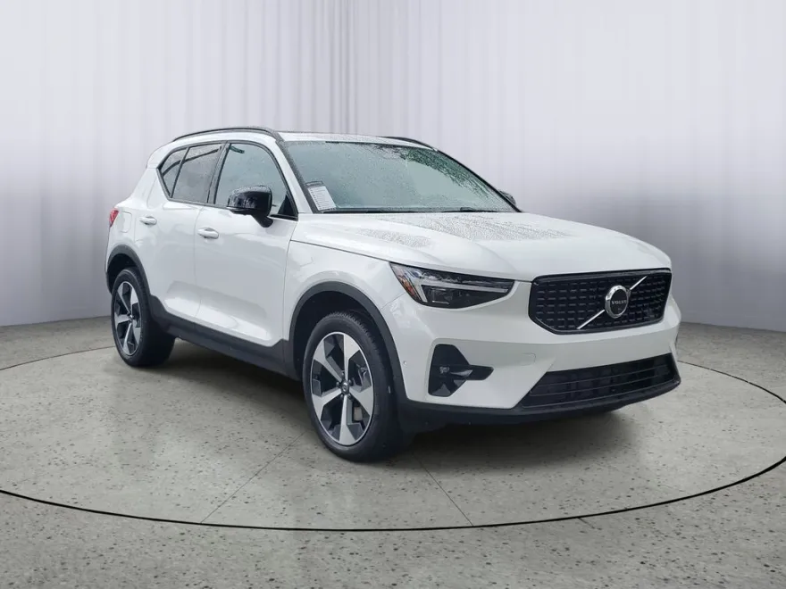 2026 Volvo XC40 Plus photo 1