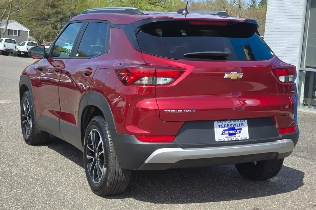 2024 Chevrolet Trailblazer LT photo 1